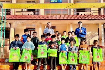 Tăng cường công tác tuyền truyền  về an toàn thực phẩm, quản lý, thực hiện  các biện pháp phòng, chống việc sử dụng vũ  khí, vật liệu nổ, tự chế pháo nổ trong trường  học và tặng quà tết cho các em.